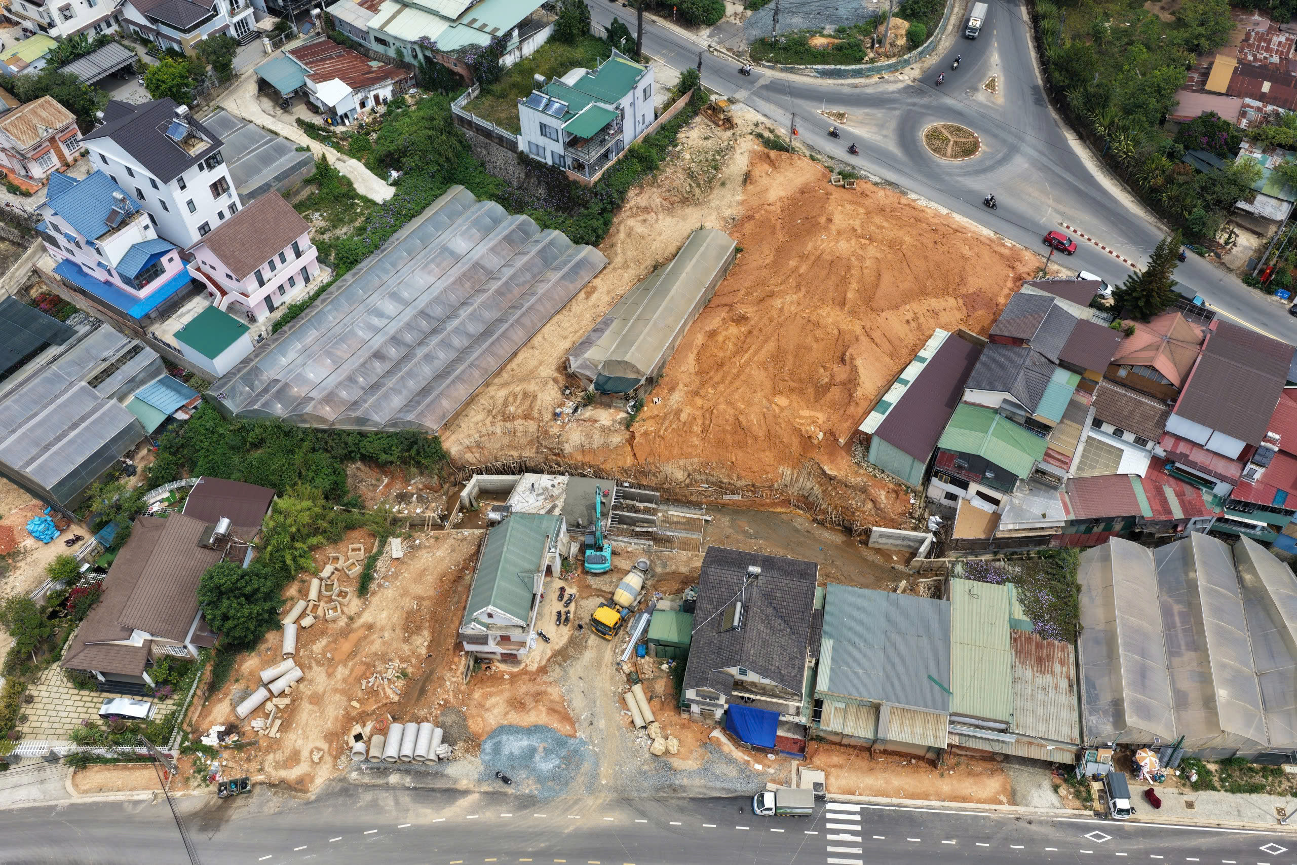 Tuyến đường vành đai Đà Lạt còn hơn 100 mét chưa thi công do 2 hộ dân chưa bàn giao đất