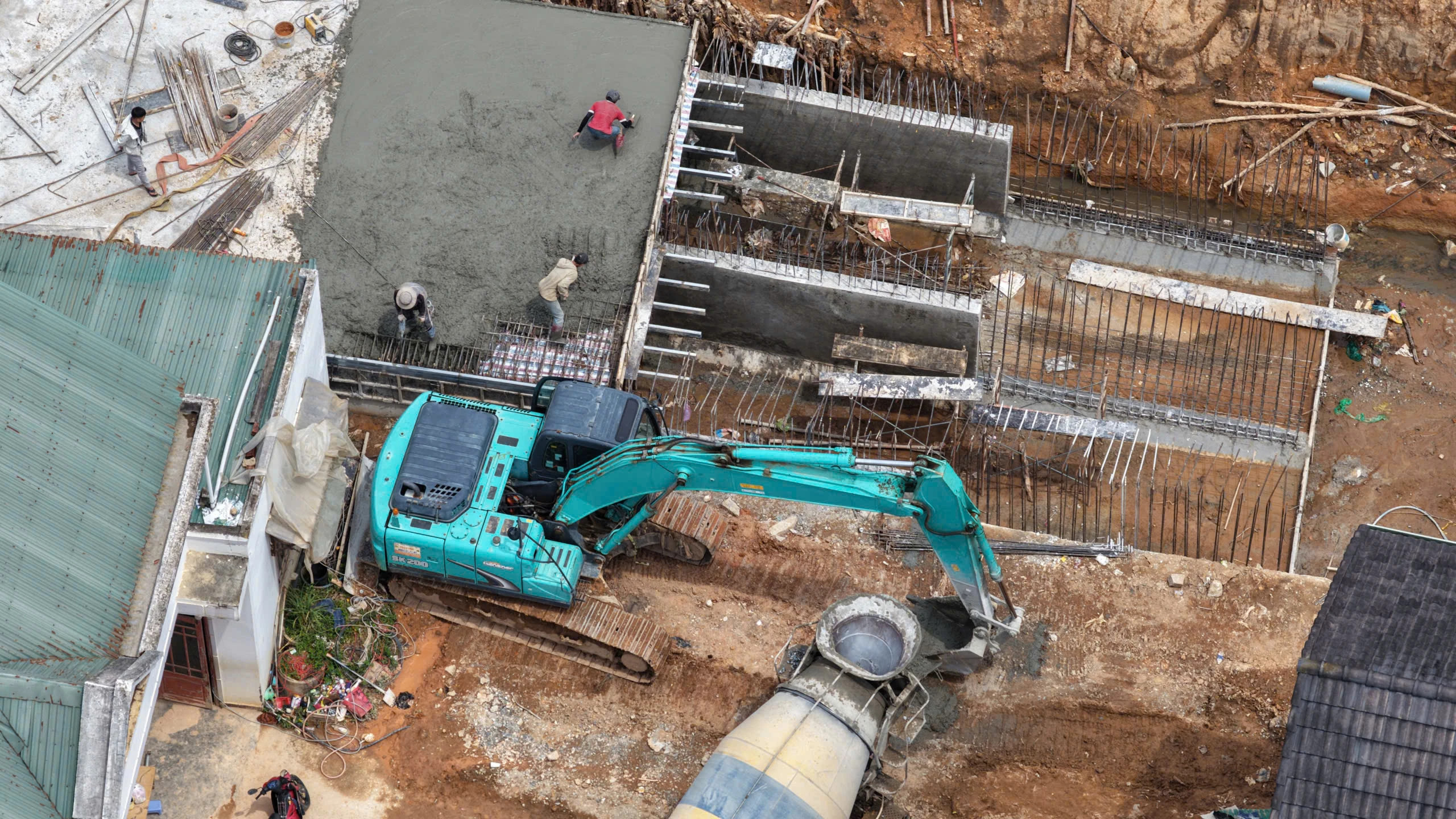Đường Vành Đai Đà Lạt: Cận Cảnh "Nút Thắt" Cuối Cùng Và Kỳ Vọng Phát Triển Đô Thị 7 Đơn vị thi công triển khai thi công cống thoát nước phía sau nhà của 2 hộ dân chưa bàn giao đất