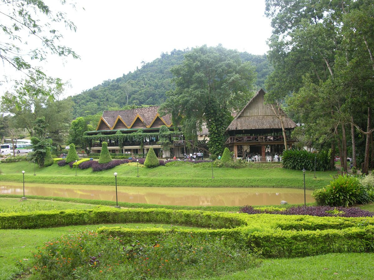 Khám Phá Khu Du Lịch Madagui: Viên Ngọc Rừng Xanh Đầy Hấp Dẫn Giữa Lòng Lâm Đồng 10 Cảnh quan thiên nhiên yên bình với cây cầu treo bắc qua sông Đạ Huoai tại Khu du lịch Madagui