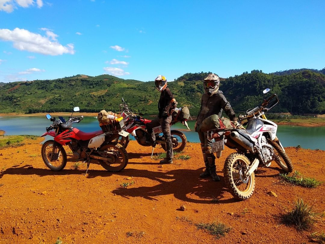 Hành Trình "Biển Gọi Cao Nguyên": Cẩm Nang Du Lịch Phan Thiết Đà Lạt Đầy Đủ Nhất Cùng Thích Đà Lạt 7 Du khách trẻ đam mê khám phá bằng xe máy trên cung đường đèo