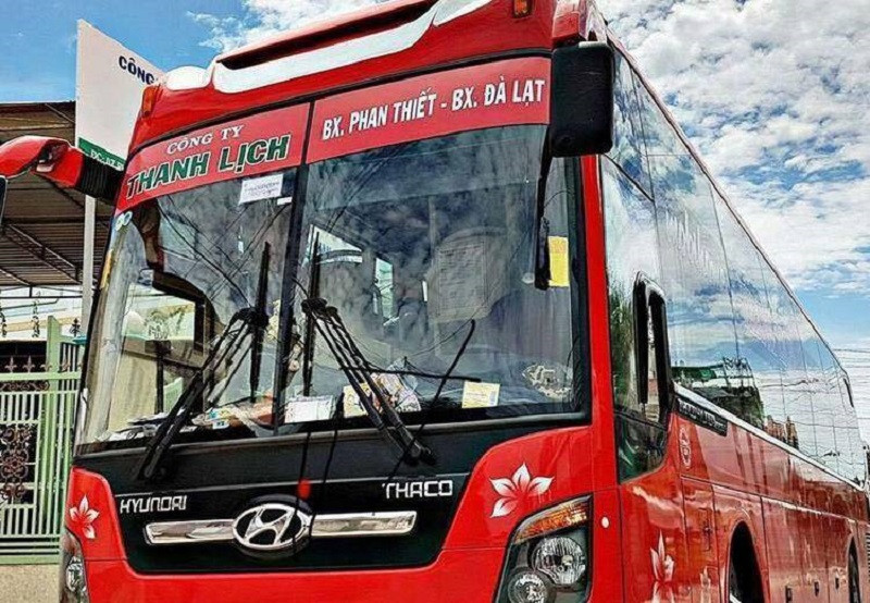 Hành Trình "Biển Gọi Cao Nguyên": Cẩm Nang Du Lịch Phan Thiết Đà Lạt Đầy Đủ Nhất Cùng Thích Đà Lạt 6 Du khách thoải mái trên xe khách di chuyển giữa các điểm đến