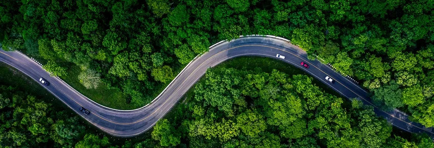 Nha Trang đi Đà Lạt Bao Nhiêu KM? Cẩm Nang Di Chuyển Chuẩn Từ A-Z 9 Ô tô cá nhân di chuyển trên cung đường đèo hiểm trở giữa núi rừng