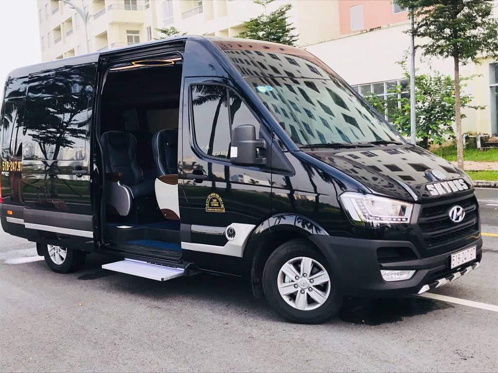 Nha Trang đi Đà Lạt Bao Nhiêu KM? Cẩm Nang Di Chuyển Chuẩn Từ A-Z 10 Nội thất sang trọng bên trong xe Limousine 9 chỗ với ghế bọc da êm ái