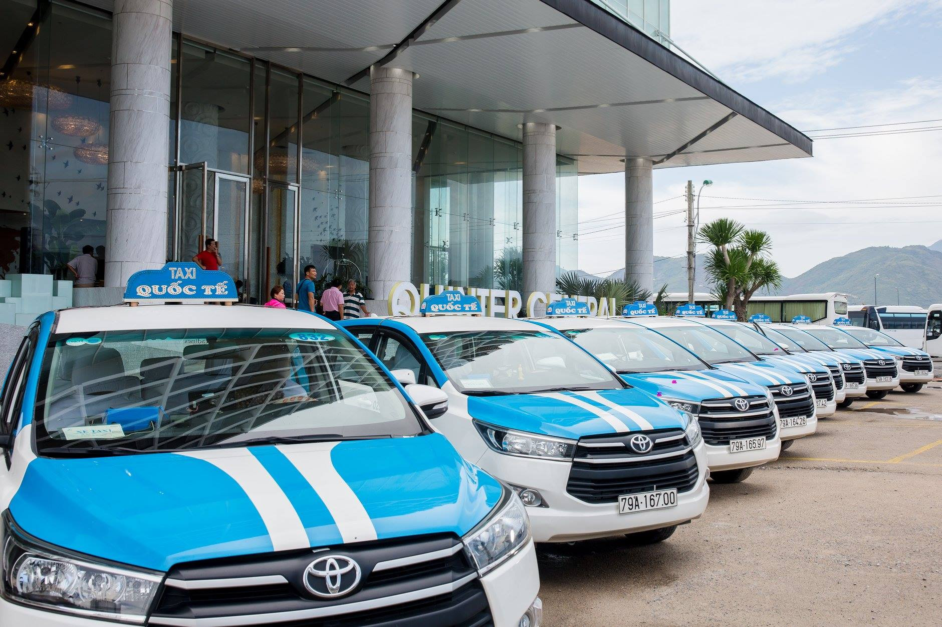 Nha Trang đi Đà Lạt Bao Nhiêu KM? Cẩm Nang Di Chuyển Chuẩn Từ A-Z 11 Một chiếc taxi màu xanh quen thuộc đang di chuyển trên đường phố