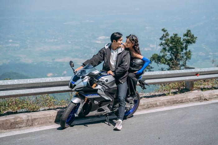 Nha Trang đi Đà Lạt Bao Nhiêu KM? Cẩm Nang Di Chuyển Chuẩn Từ A-Z 12 Một phượt thủ đang lái xe máy trên cung đường đèo hiểm trở, hai bên là núi rừng