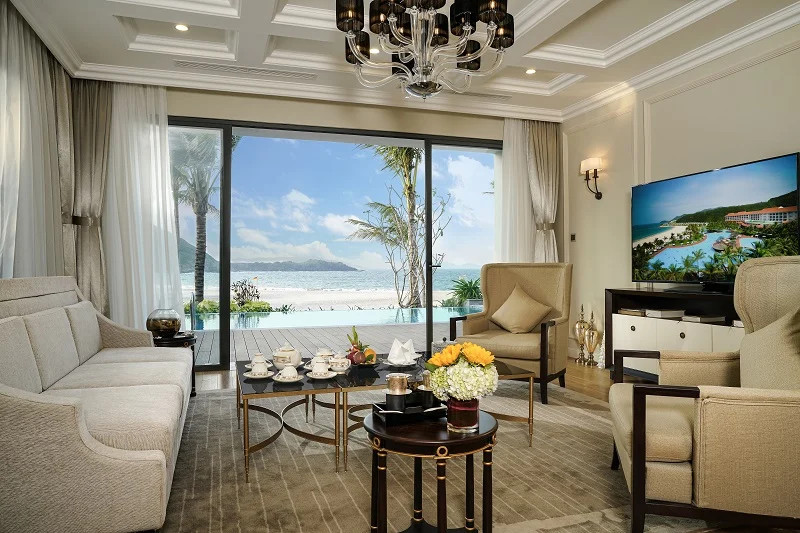 Nha Trang đi Đà Lạt Bao Nhiêu KM? Cẩm Nang Di Chuyển Chuẩn Từ A-Z 13 Khung cảnh hùng vĩ của một con đèo nhìn từ trên cao, có mây mù bao phủ